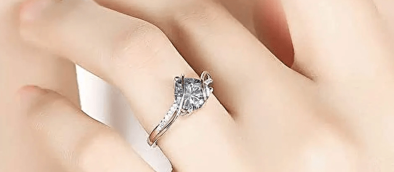 Who Prefers a "Custom 10K Engagement Ring" and Why: Trends Among Modern Couples